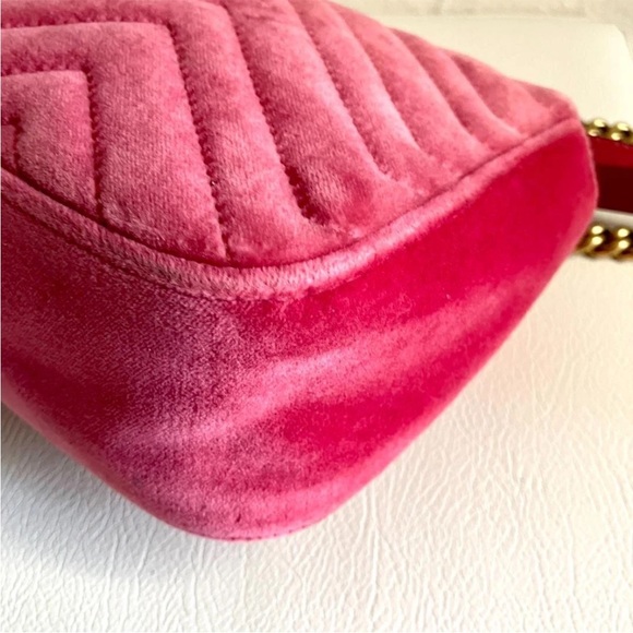 Gucci Fuchsia Velvet Shoulder Bag with Gold Accents - Picture 11 of 16